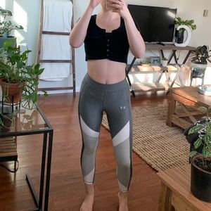 GREY AND WHITE UNDERARMOUR CROPPED LEGGINGS XS